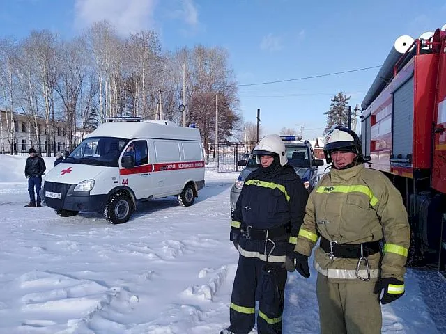 Спасать спящего ребенка в закрытой квартире пришлось бойцам МЧС России в Биробиджане