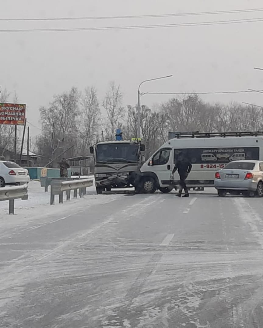 Пассажирский автобус столкнулся с грузовиком на трассе «Амур»