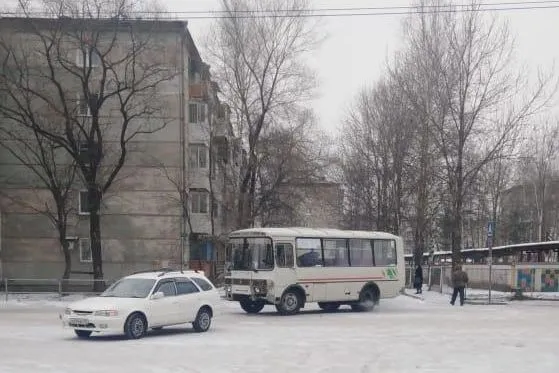 Столкновение пассажирского автобуса с легковушкой произошло в Биробиджане