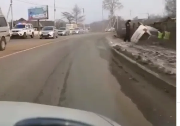 Перевернулся на крышу прямо у ворот частного дома автомобиль в Биробиджане