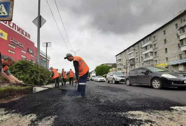 Раскапывать новый асфальт придется в Биробиджане по требованию прокуратуры