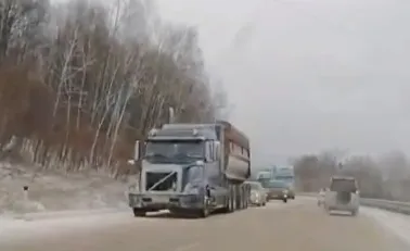 ВИДЕО: Пробка из фур образовалась из-за непогоды на трассе «Амур» в Облученском районе ЕАО