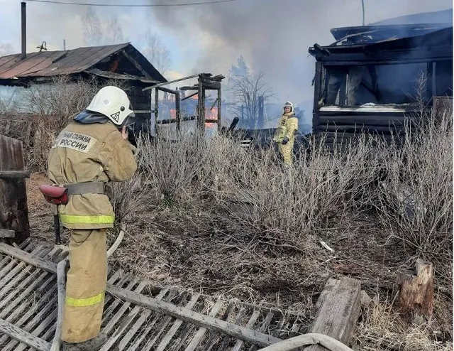 Ещё один двор не удалось спасти от огня из-за сильного ветра в ЕАО