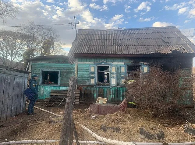 Возможный поджог дома с хозяйкой расследуют в Облученском районе