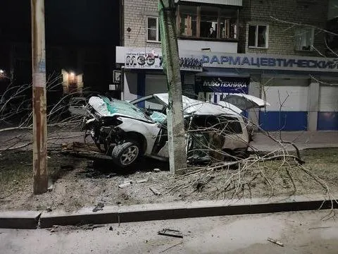 ВИДЕО: Влетел в бетонную опору на большой скорости водитель в центре Биробиджана