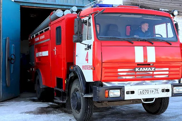 Сгорела верхняя часть двухэтажного дома и выгорел первый этаж при сильном пожаре в ЕАО