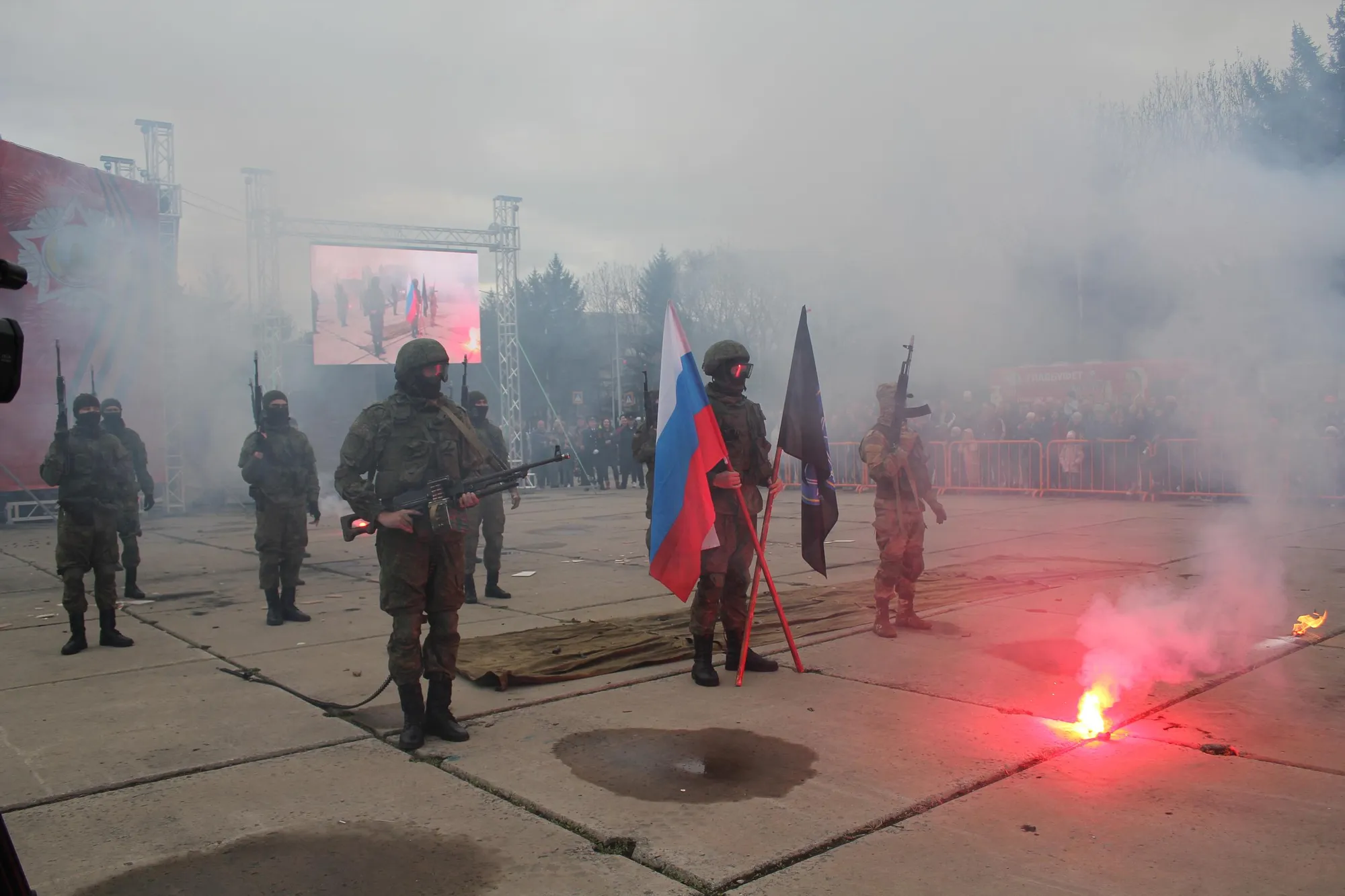 Взрывы и выстрелы: разведрота в Биробиджане представила навыки ведения боя и защиту с оружием