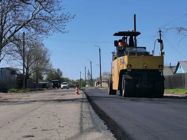 Ещё на одной улице Биробиджана стелют новый асфальт