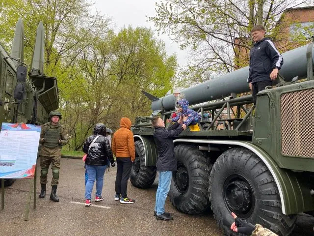 Завораживающее зрелище: военная техника привлекла внимание жителей Биробиджана