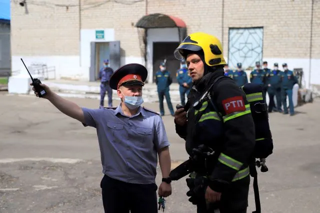 Двоих пострадавших спасли в воспитательной колонии
огнеборцы в ходе учений в Биробиджане