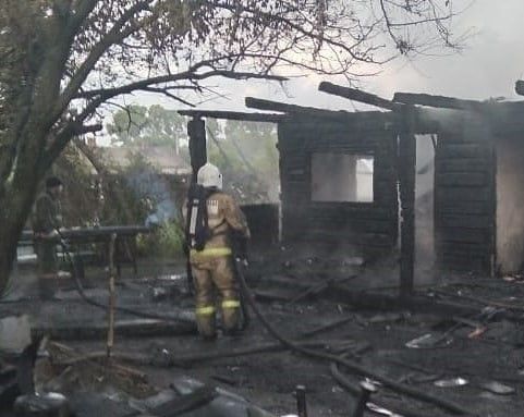 Пожар полностью уничтожил баню и угрожал жилому дому в ЕАО