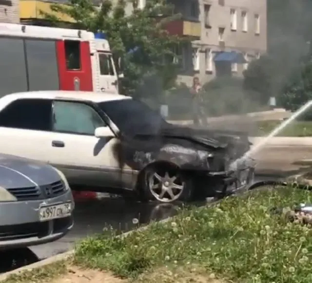 ВИДЕО: Загорелось авто в одном из дворов Биробиджана