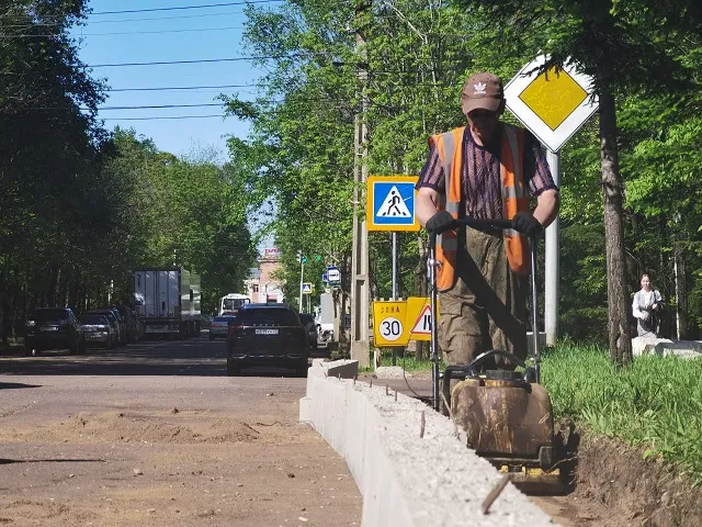 К ремонту ещё одной автодороги приступили в Биробиджане