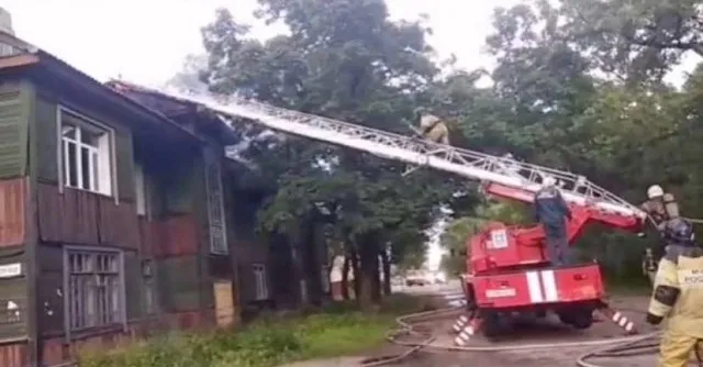 ВИДЕО: Жилая многоэтажка полыхает в Биробиджане