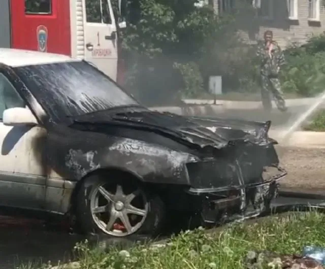 Подробности возгорания автомобиля на ул. Стяжкина в Биробиджане, рассказали в МЧС