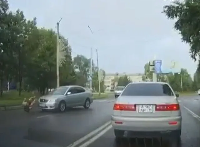 ВИДЕО: Подростка-велосипедиста сбило авто в центре Биробиджана