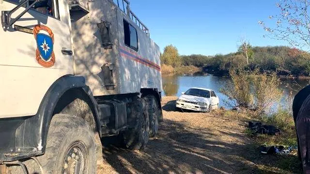 ФОТО: Мужчину без признаков жизни и авто достали из водоёма спасатели в Биробиджане