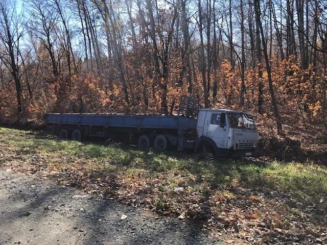 Улетел в кювет «КАМАЗ» на автодороге в ЕАО