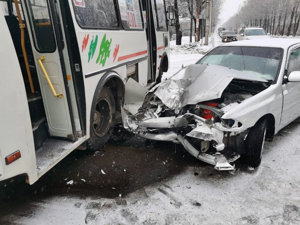 Трехлетняя малышка пострадала в ДТП с автобусом в центре Биробиджана