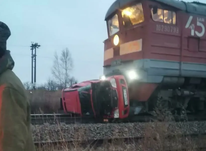 ВИДЕО: Поезд врезался в легковушку на переезде в Хабаровском крае