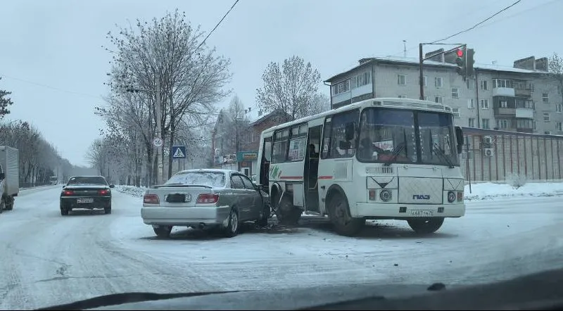 ВИДЕО: Два человека пострадали в ДТП с участием автобуса в центре Биробиджана