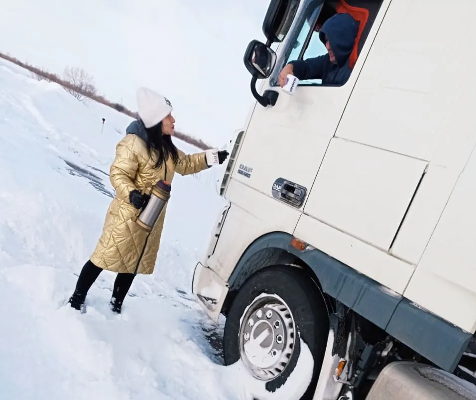 Ночевать на заснеженной трассе пришлось водителям на автодороге в ЕАО