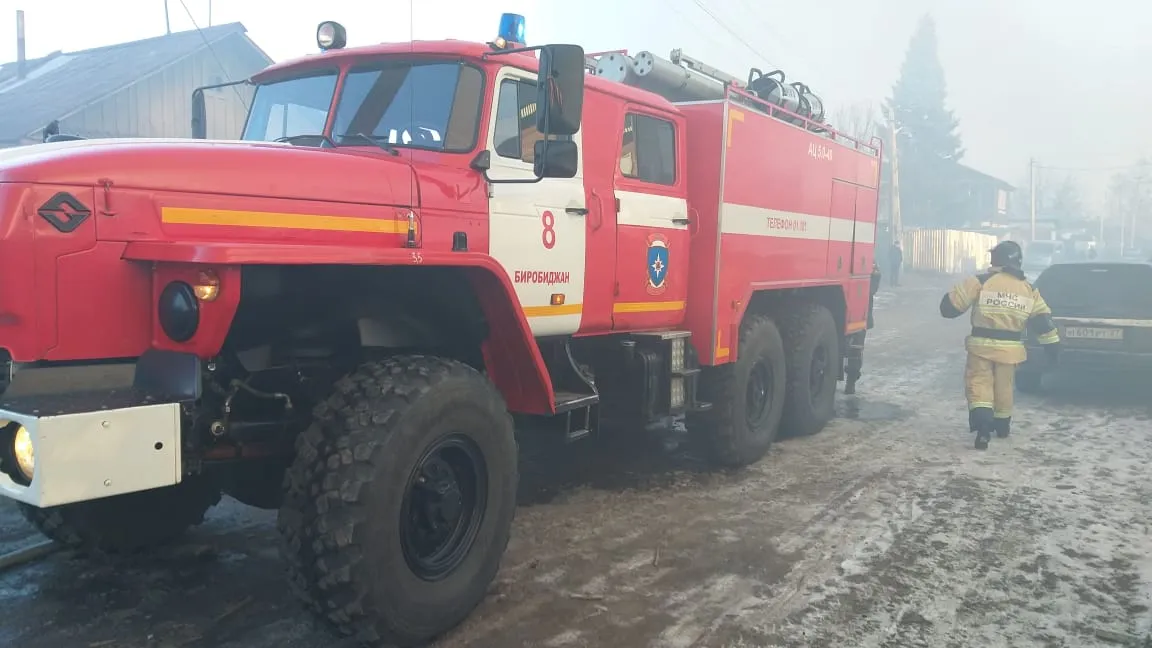 Горящим свой дом застала семья, приехавшая с работы на обед, в Биробиджане