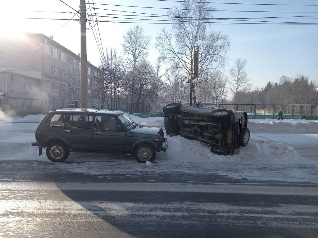 ВИДЕО: Перевернулось на бок авто в центре Биробиджана