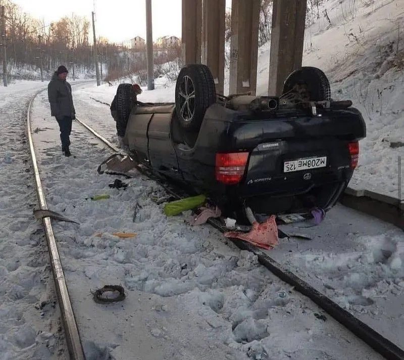 Кроссовер рухнул на рельсы вверх колёсами в Хабаровске