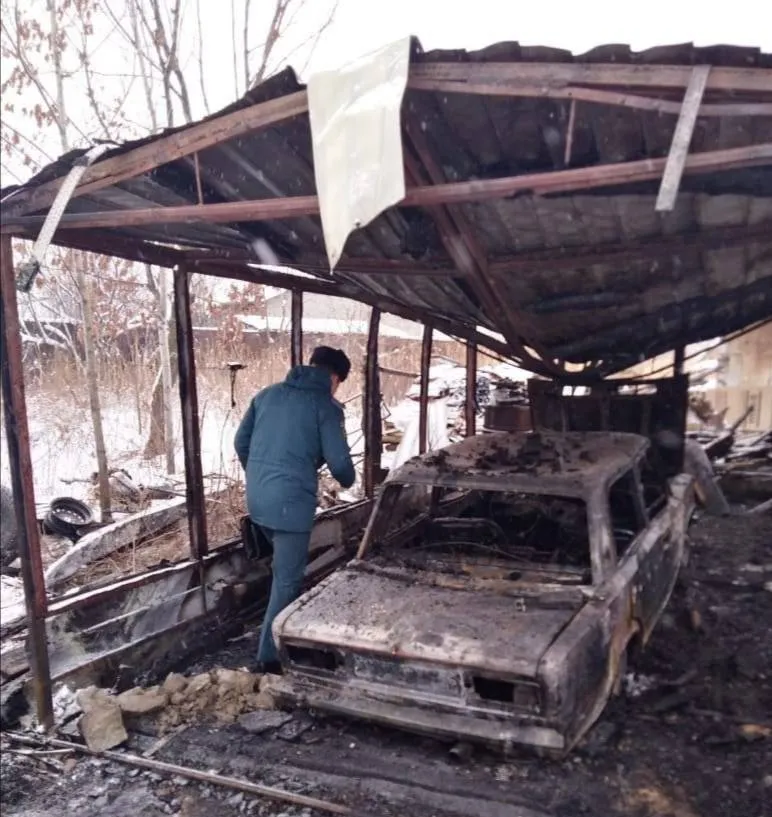 По собственной вине владельцев сгорел автомобиль и гараж в Биробиджане