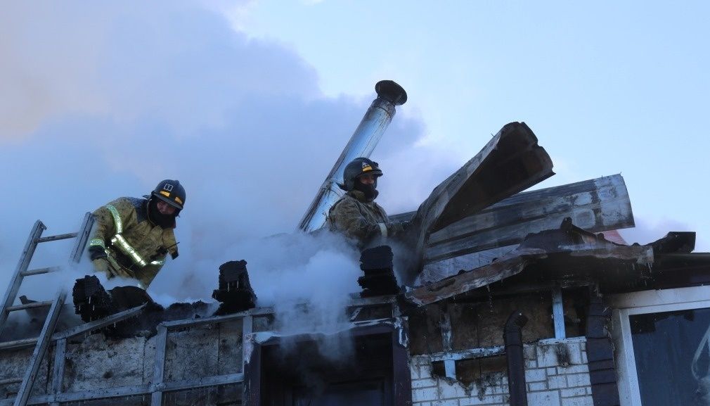 Погибли двое: смерть мужчины и женщины в пожаре расследуют инспекторы в Приамурье