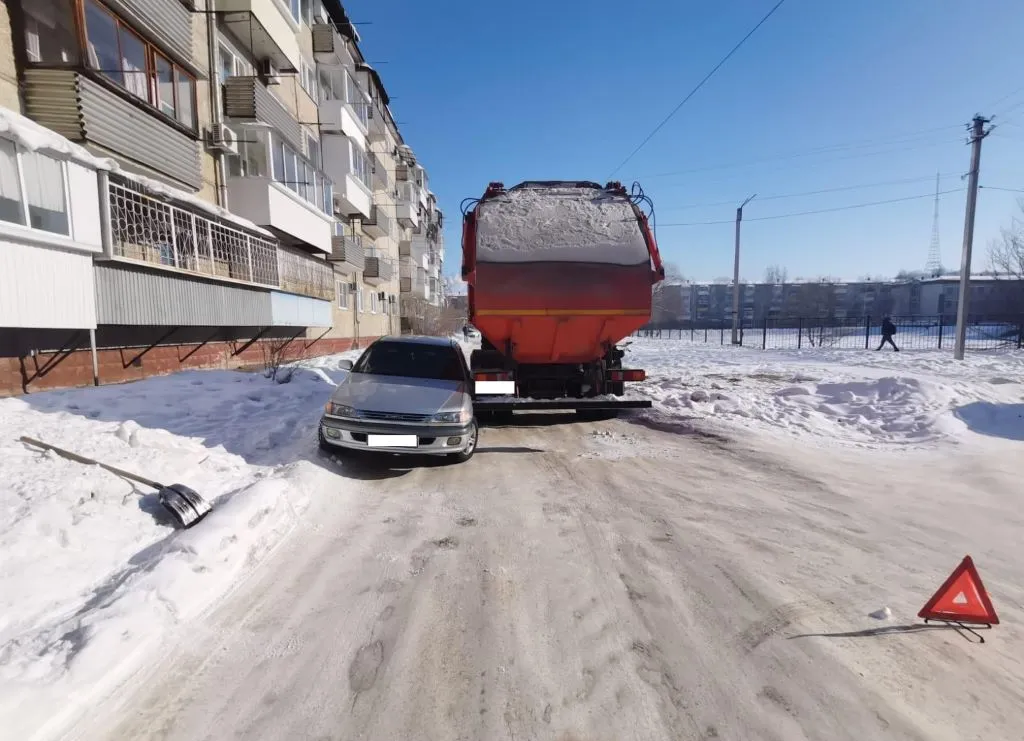 Не рассчитал габариты и столкнулся легковушкой водитель спецтехники в Биробиджане