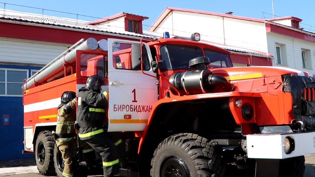 Девять огнеборцев приехали на тушение тетради в Биробиджане