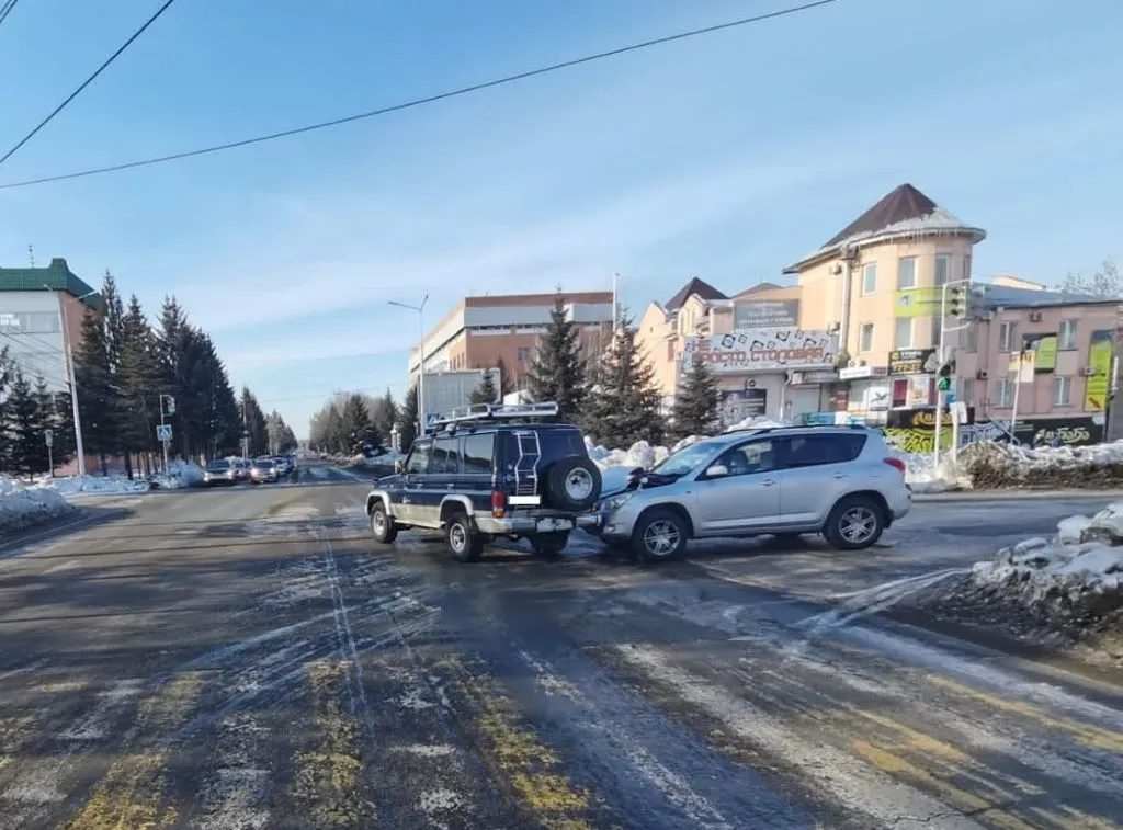 Два дорогих авто столкнулись на перекрёсте в центре Биробиджана