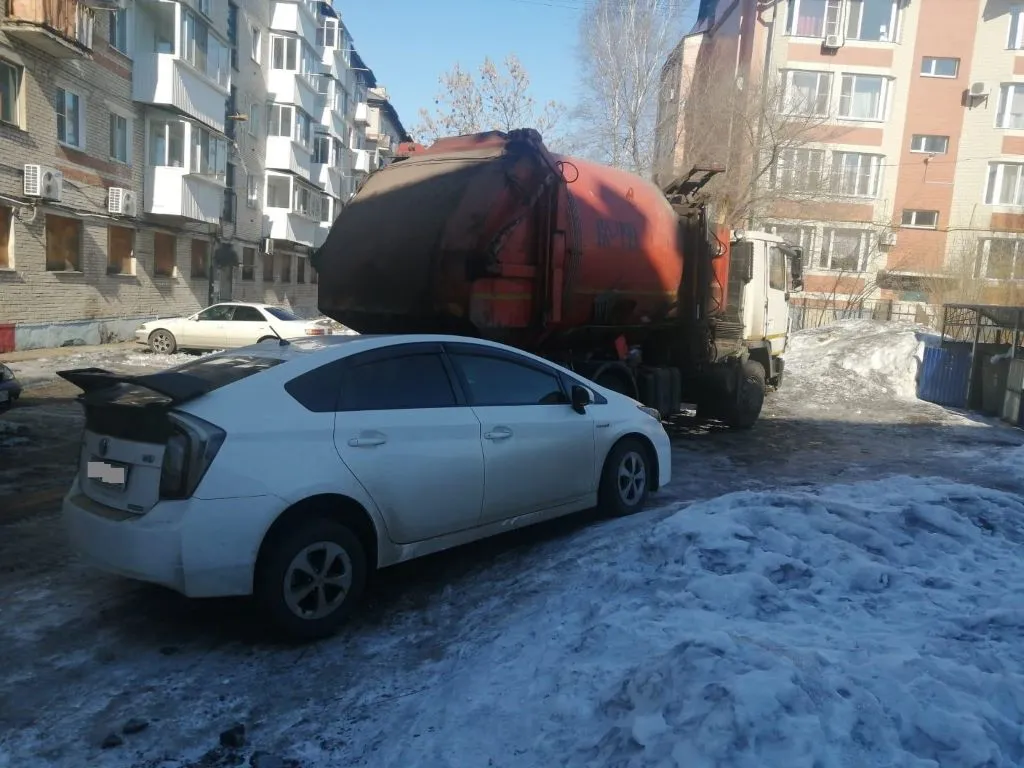 ДТП с мусоровозом произошло во дворе Биробиджана