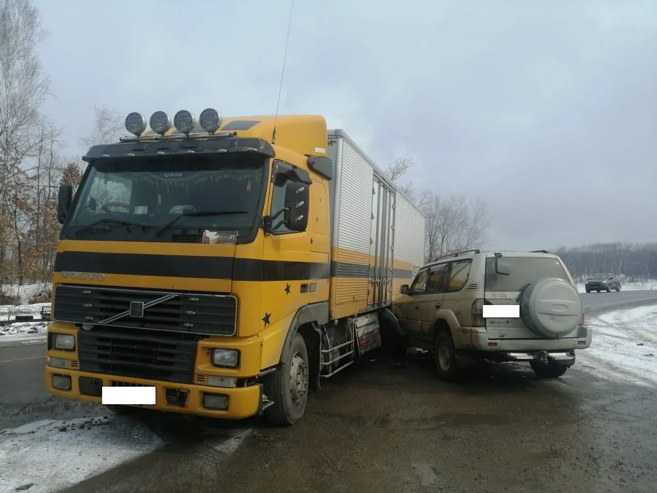 Влетел в фуру водитель легковушки на дороге в ЕАО