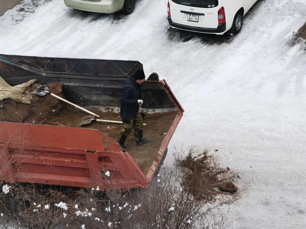 Что делать, если во дворе не убираются коммунальщики, рассказали в мэрии Биробиджана