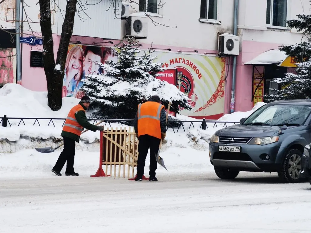 Всю ночь расчищали улицы от снега коммунальщики в Биробиджане