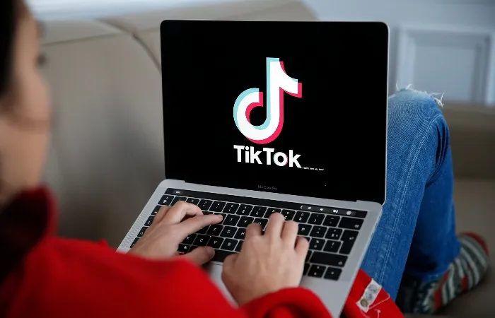 TikTok приостановил работу в России