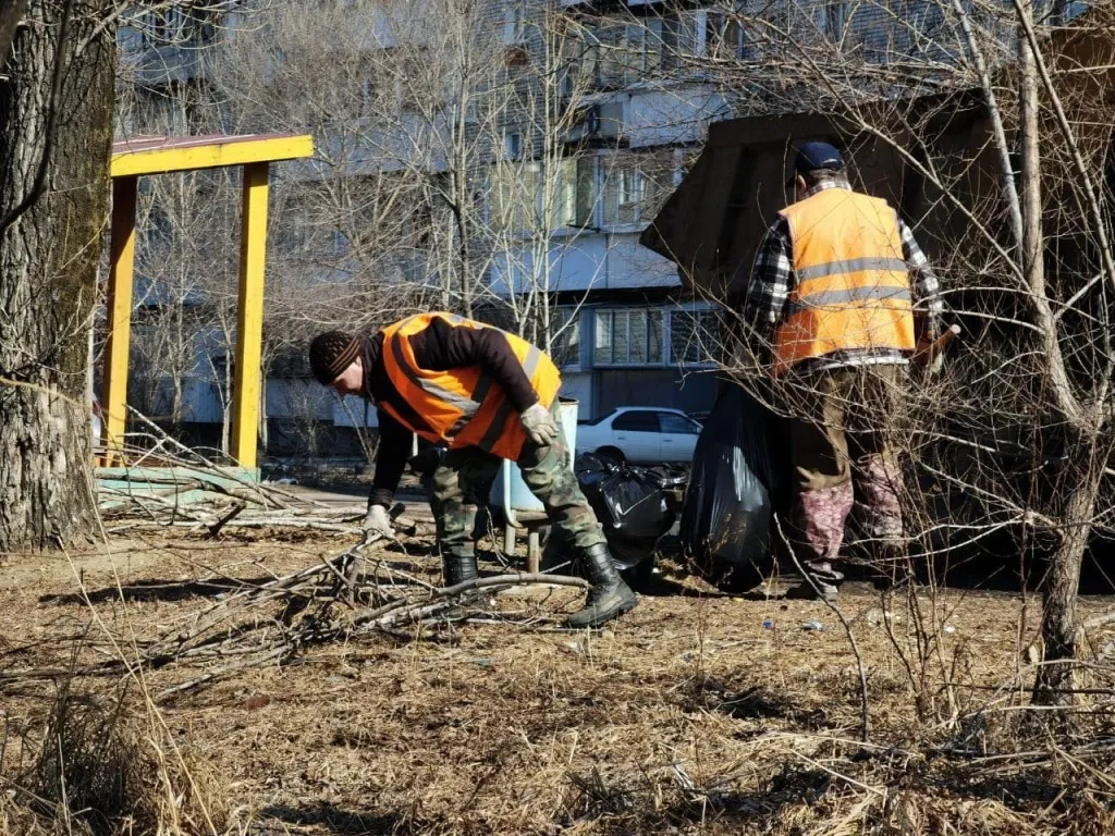 Месяц убирать Биробиджан от мусора будут коммунальщики