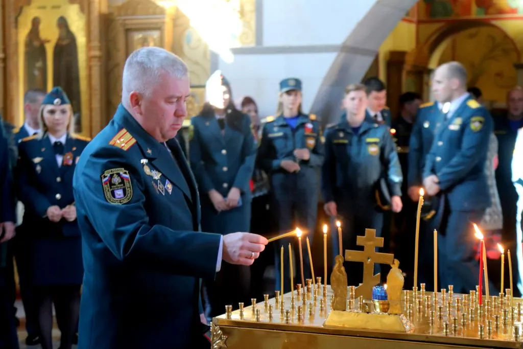 Молебен в память о погибших при исполнении долга спасателях МЧС прошел в Биробиджане