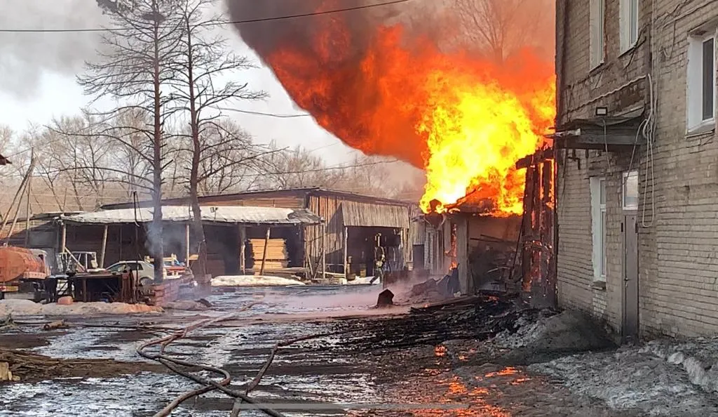 Есть угроза взрыва газовых баллонов при пожаре на ул. Карла Маркса в Биробиджане - МЧС