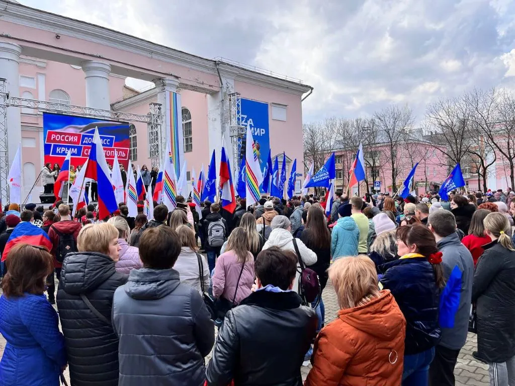 Патриотический концерт прошел на площади у дворца культуры в Биробиджане