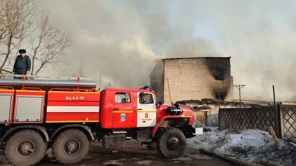 Пожаром в 3 тысячи кв м на складе пиломатериалов в Биробиджане​ заинтересовалась прокуратура