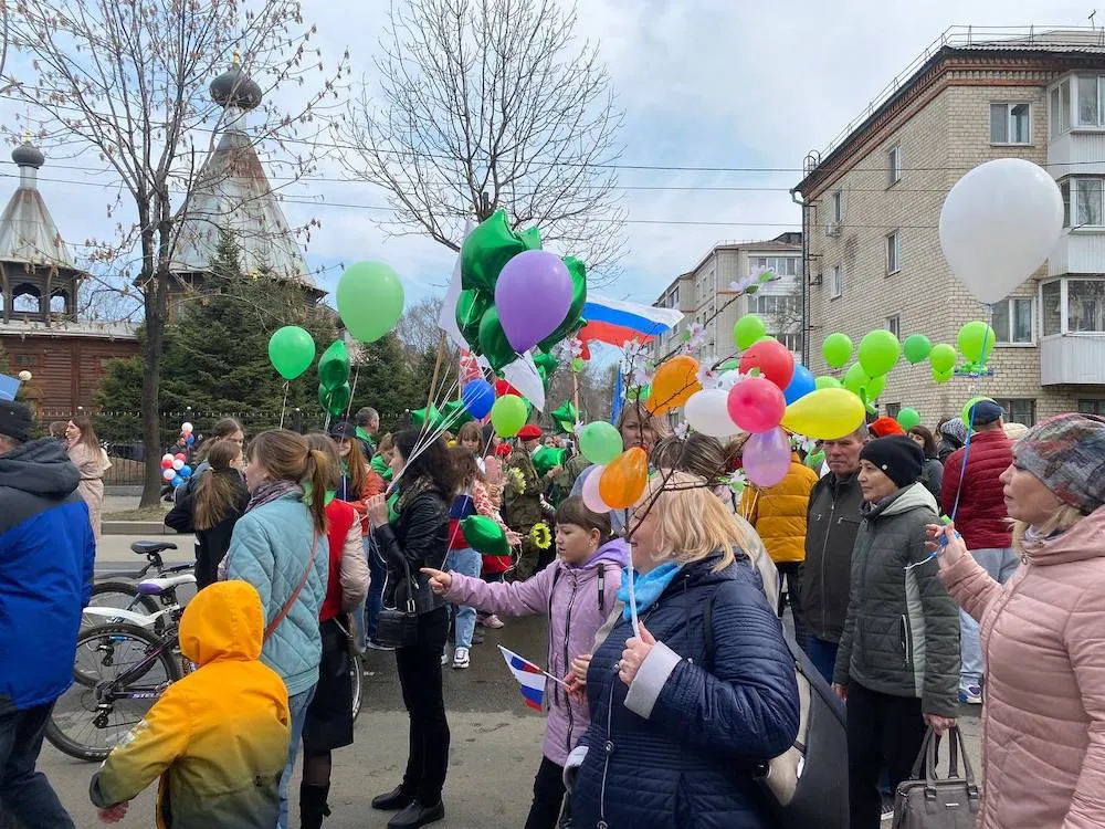 Колонна праздничного шествия тронулась по улицам Биробиджана