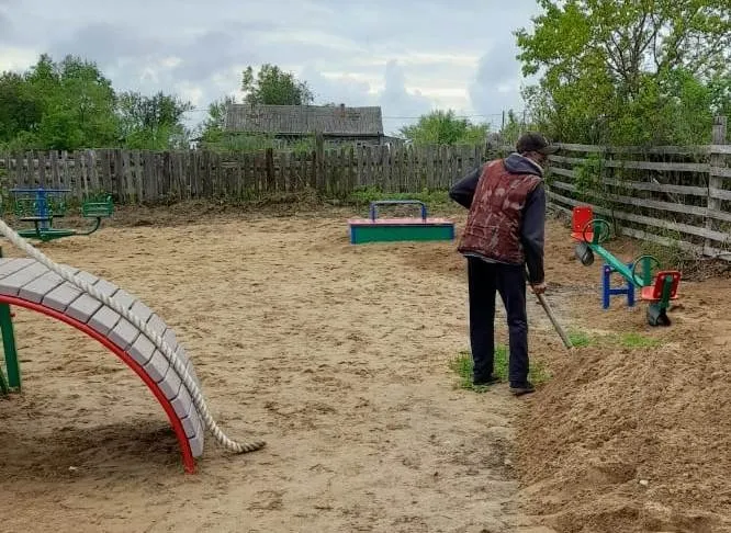 Благоустраивают детскую площадку в с. Дубовое в ЕАО