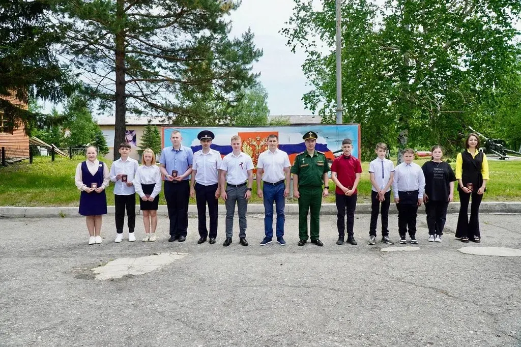 На плацу военной части вручили паспорта школьникам в Биробиджане