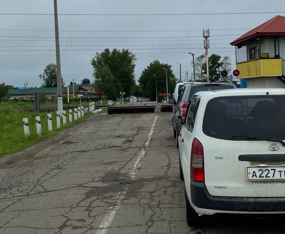 Временно ограничат движение через ж/д переезд в Биробиджане