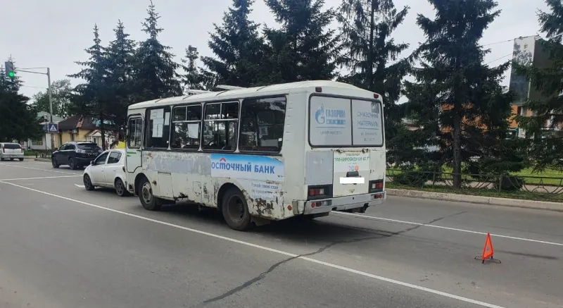 После ДТП с автобусом обратился в больницу водитель авто в Биробиджане