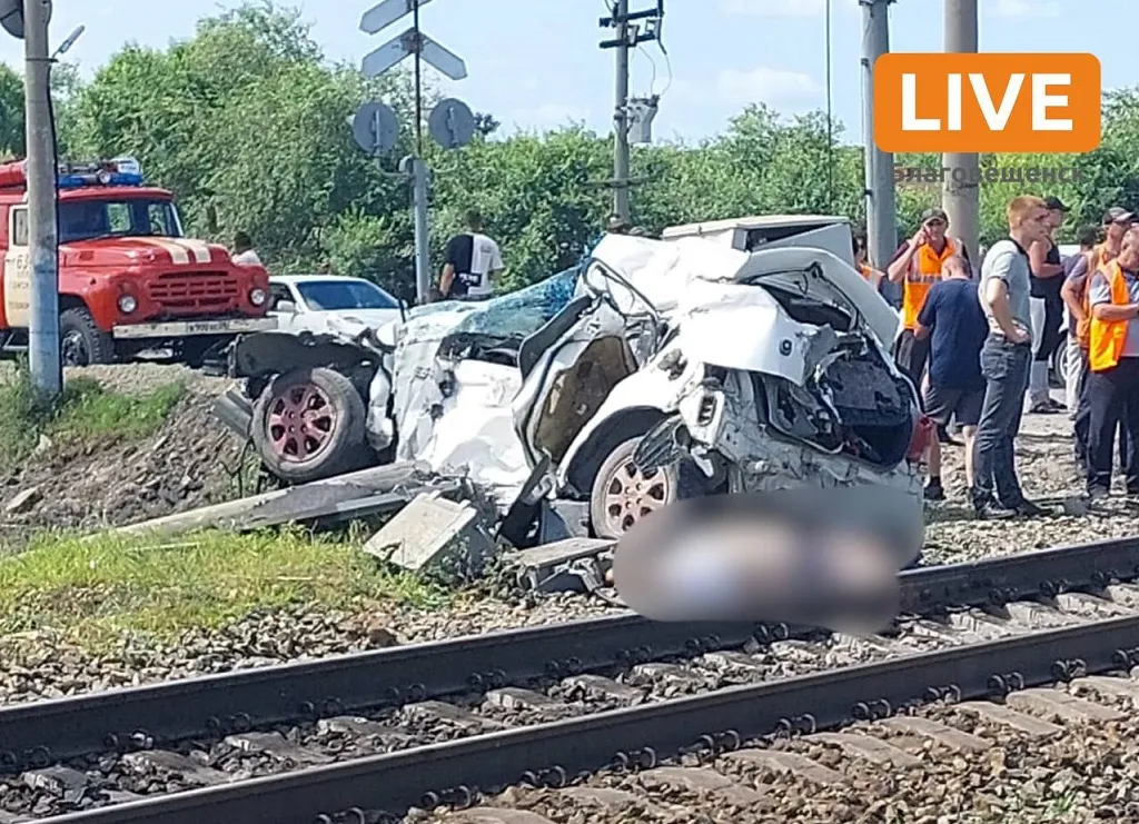 Погибли трое: поезд сбил авто на ж/д переезде в Приамурье